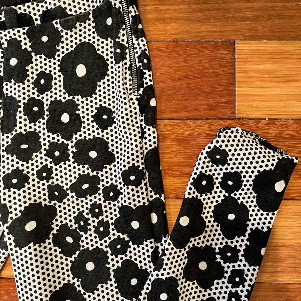 Topshop legging pants with side zippers size 4. Black floral polkadot pattern